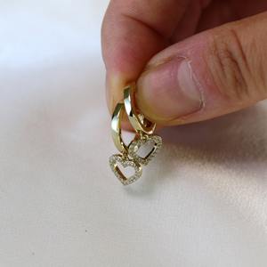 Pendientes de Aro Huggie con Corazón de Oro Sólido de 14K, Minimalistas, Pequeños, con Moissanita y Diamantes Engastados en Pavé, Joyería Fina - Product Image 3