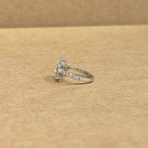 Bague en or blanc 14 carats avec diamant naturel taille ronde 0,70 ct au centre et pierres latérales 1,29 ct, bague de fiançailles de luxe, bijoux de créateur - Product Image 2