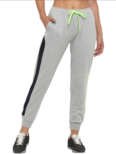 Pantalon de survêtement gris en coton pour femme, taille élastique, style décontracté avec poches latérales, idéal pour l'automne - Product Image 3