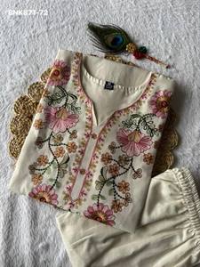 Ensemble coordonné Kurti-Pantalon en coton Khadi avec broderie et travail de sequins, design Evergreen, pour tenue occasionnelle, fabricant de mode féminine - Product Image 4