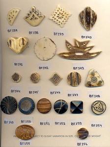 ลูกปัดรูปทรงฮอร์นขนาด 12 มม. หลายสี หลายรูปทรง (รูปหัวใจ รูปทรงมาร์คีส์) สำหรับตกแต่งแว่นตา ลูกปัดเว้นระยะแบบแผ่นแกะสลักจากกระดูกวัว - Product Image 5