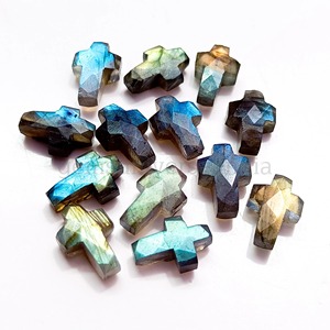 Labradorita natural con destellos azules, cruz tallada a mano, piedra preciosa de 15 mm, talla suelta para la fabricación de joyas, precio al por mayor, a granel. - Product Image 6