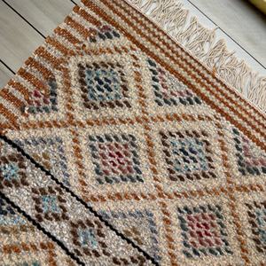 Alfombra Kilim de Lana Abstracta - Tejido Plano Simétrico Ecológico en Crema y Carmesí con Campo de Marfil y Motivos Rojos Tradicionales - Product Image 6