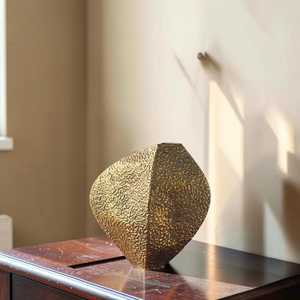 Jarrón moderno de metal tallado a mano con forma irregular, decoración de escritorio para uso en interiores. - Product Image 1