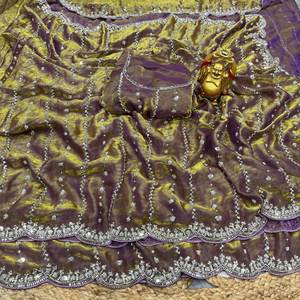 Exquisito Saree de Fiesta con Cuentas Doradas en Terciopelo Brillante de Seda Pura con Bordado Artesanal - Product Image 1