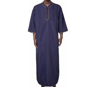 Thobe bleu marine brodé avec motif imprimé, manches courtes, style traditionnel, robe arabe pour homme, style Dubaï, Al Daffah. - Product Image 1