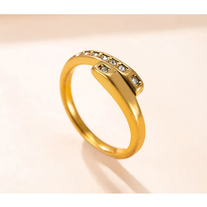 Nouvelle bague croix pour femme en acier inoxydable 304 avec finition plaquée or véritable 18 carats et strass, bijoux de mode en gros - Product Image 1