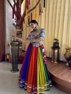 Ensemble Lehenga Choli Traditionnel Indien pour Femme en Coton Mousseline avec Broderie Miroir Colorée, Longueur Ras du Sol, Coupe Classique, Taille Unique - Product Image 1