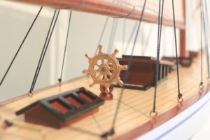 Maquette en bois artisanale DEFENDER YACHT, collection American Cup, pour décoration intérieure et cadeau d'affaires - Product Image 6