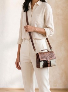 Bolso de Hombro de Cuero Genuino Duradero Hecho a Mano con Grabado Floral Estilo Western, Bandolera con Patrón de Vaca y Cierre de Botón Único - Product Image 4