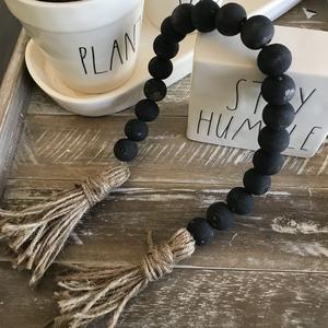 พวงมาลัยลูกปัดไม้สีดำที่ดีที่สุดของตกแต่งบ้านไร่แบบชนบทพร้อมพู่ปอกระเจาทำด้วยมือสไตล์โบฮีเมียนเก๋ไก๋สำหรับตกแต่งบ้านแบบชนบท - Product Image 1