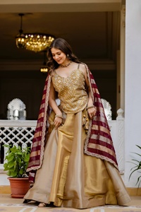 Ensemble de vêtements ethniques festifs pour femmes, comprenant un lehenga en viscose Banarasi, une blouse brodée à la main, un dupatta en dentelle brodée et une jupe évasée cousue. - Product Image 5
