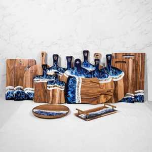 Planche de service artisanale en résine océanique et bois d'acacia, motif vague bleue, plateau à charcuterie en époxy, plateau à fromage avec poignée, petite taille - Product Image 1