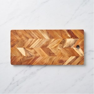 Planche à découper rectangulaire en bois d'acacia avec motif en chevrons et trou de suspension pour la cuisine - Product Image 1