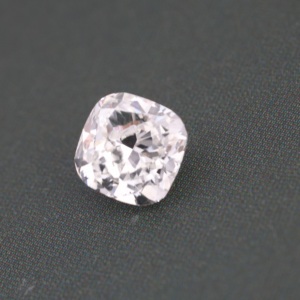 Diamant de laboratoire de précision taille coussin 0,60 ct, couleur E, clarté VVS2, diamant HPHT, certifié IGI, élégant pour bijoux fins B2B - Product Image 2
