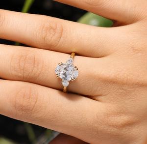Bague de fiançailles vintage à trois pierres certifiée IGI avec diamant ovale de laboratoire et pierres latérales en forme de poire, or 10K 14K 18K, argent 925 935 - Product Image 1