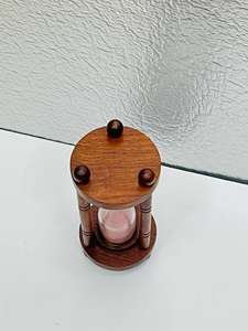 Reloj de Arena de Madera Hecho a Mano de 5.5'' con Arena Rosa |   Decoración Rústica de Mesa con Diseño de Cruz de Ángel para Navidad y Cumpleaños - Product Image 6