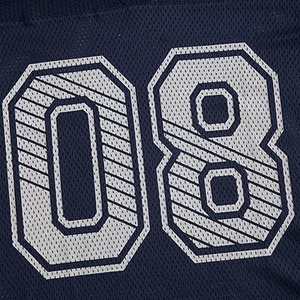 เสื้อฟุตบอลตาข่าย OEM คอวีทรงโอเวอร์ไซส์สไตล์เรโทร พิมพ์ลายดิจิตอลแบบซับลิเมชั่น พร้อมสกรีนโลโก้ ชื่อ และหมายเลขตามสั่ง - Product Image 3