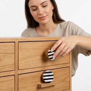 Bouton de meuble rond en bois, design rayé noir et blanc, poignée de meuble de style minimaliste, installation facile, salon, bureau à domicile - Product Image 2