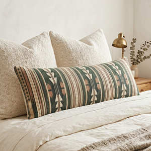 Housse de coussin longue de designer en kilim avec motif à rayures tribales pour tête de lit et décoration de fenêtre - Product Image 1