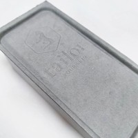 Boîte à rabat en pulpe grise 100% biodégradable avec logo en relief