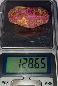 หินหยาบทับทิมธรรมชาติ128.65กะรัตจาก Kenya femos John ซาอูลเหมือง - Product Image 5