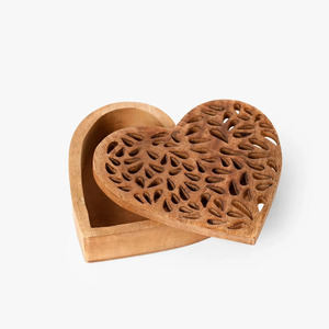 Bandeja de Almacenamiento de Madera en Forma de Corazón con Patrón de Hojas Talladas, Diseño Rústico Hecho a Mano para Uso en Interiores - Product Image 1