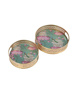 Ensemble de plateaux de service ronds en métal Rajasthani Lotus Flowers Design Plateau Pichwai décoratif, multicolore, lot de 2 - Product Image 2