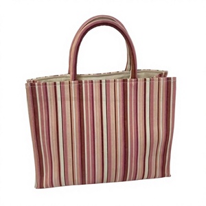 Sac fourre-tout rose à rayures de qualité supérieure, tendance et éco-responsable, un accessoire de mode affirmé - Product Image 1
