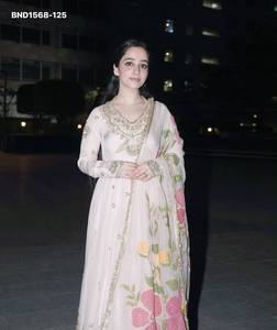 Magnifique robe longue évasée en faux georgette avec broderies de sequins, pantalon et dupatta lourd – Fournisseur indien - Product Image 4