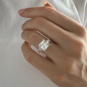 Anillo de Compromiso de Tres Piedras con Diamante Cultivado en Laboratorio de Corte Princesa de 4 Quilates E VS1, Triada de Baguettes Cónicas, Certificado IGI - Product Image 4