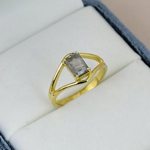 Bague de fiançailles et de mariage vintage en or jaune avec labradorite, pierre précieuse taille brillant, sertie à griffes, design géométrique, classique pour femme - Product Image 3