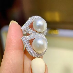 Boucles d'oreilles clous en perles d'eau douce blanches de 11-12 mm, rondes, en argent S925, forte brillance, légers défauts, tendance, vente en gros - Product Image 4