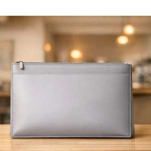 Basado en artículos similares, este producto parece ser un bolso tipo cartera largo con cierre de cremallera, hecho de cuero o cuero sintético. - Product Image 6