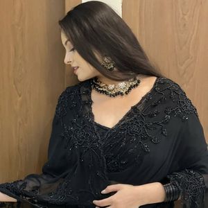 Sari de georgette Pure Fox con adornos originales de cuentas negras, borde con trabajo de calado y blusa de diseñador con detalles elaborados, precio al por mayor de Royal Export. - Product Image 2