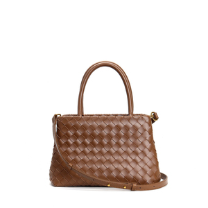 Sac fourre-tout classique pour femme en cuir tressé noir avec anse supérieure et bandoulière amovible, motif losanges et fermeture à rabat - Product Image 4