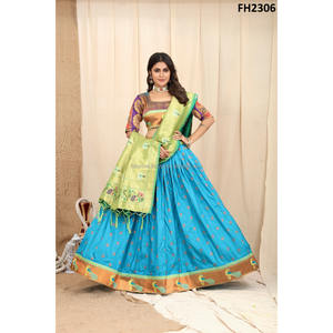 Lehenga Choli tradicional.

Dale un toque tradicional a tu look adornando este Lehenga en material Jacquard embellecido con All-o - Product Image 1