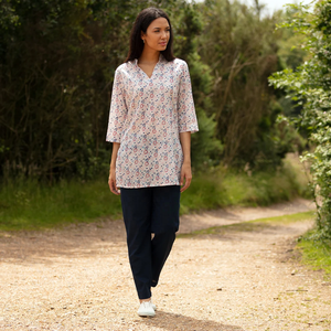 OFERTA Blusa Larga Estilo Kurta 1 Blanca con Pequeñas Flores 100% Algodón Ligero Cuello en V Manga Larga para Mujer - Product Image 4