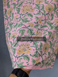 ผ้าฝ้ายพิมพ์ลายดอกไม้สีชมพูพรีเมียม 100% สำหรับชุดฤดูร้อนและงานควิลท์ ผลิตด้วยมือในอินเดีย - Product Image 3