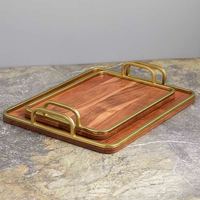 Plateau de service en bois d'acacia de luxe en gros pour hôtels, avec cadre en laiton élégant et poignées latérales courbées faites à la main
