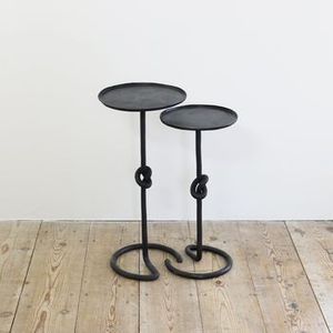 Mesa auxiliar de metal de exquisita elaboración que realza el aspecto general de residencias sofisticadas - Product Image 1