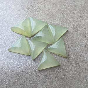 Aventurine verte naturelle AAA+ en forme de triangle, cabochon à dos plat, calibrée pour la fabrication de bijoux - Product Image 3