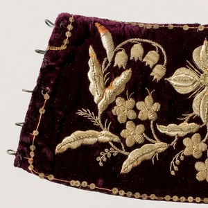Funda de Cojín de Terciopelo Bordada a Mano con Hilo de Oro Real Vintage Personalizada, Funda de Almohada de Terciopelo con Bordado Zardozi de Lujo - Product Image 3