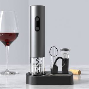 Ensemble tire-bouchon de vin sans fil rechargeable avec bec aérateur, bouchon de conservation sous vide, coupe-capsule et support noir - Product Image 5