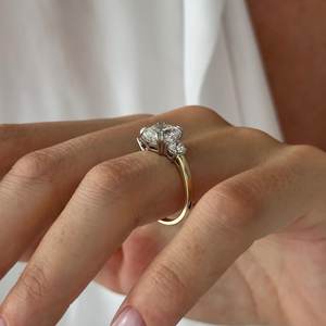 Bague à trois pierres en diamant de laboratoire de 3 carats, taille coussin carrée, E VVS2, or jaune et platine bicolore, certifiée IGI - Product Image 6