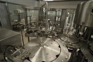 Ligne de remplissage et d'embouteillage automatique haute vitesse pour PET avec composants à engrenages pour usine de traitement d'eau potable - Product Image 3