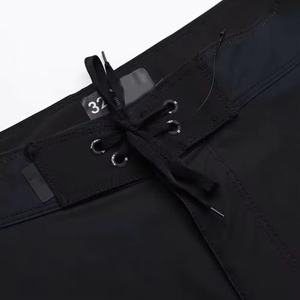 Pantalones cortos deportivos con tela elástica flexible que permite un movimiento fácil durante el ejercicio y entrenamiento. - Product Image 5