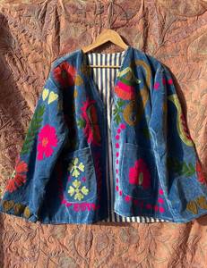 Chaqueta de Invierno Boho Azul Terciopelo con Bordado Suzani, Abrigo Bordado a Mano, Cárdigan Indio con Forro de Seda, Ecológico - Product Image 2