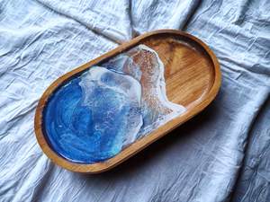 Bandeja de madera y resina epoxi con colores oceánicos, diseño de geoda hecho a mano, regalo de inauguración, bandeja de arte funcional, regalo para anfitrión. - Product Image 2