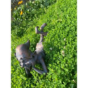 Estatua de duendecillo recostado de bronce hecha a mano, tamaño real, para decoración de jardín y eventos. - Product Image 4